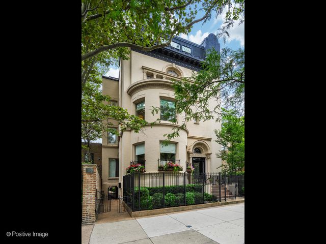 1352 N La Salle Drive, Chicago, IL 60610