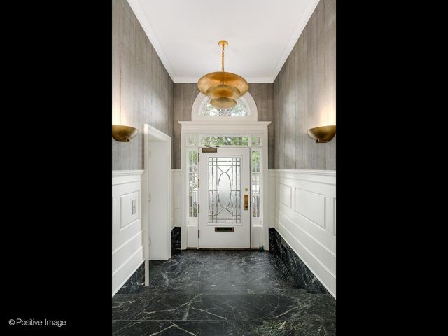1352 N La Salle Drive, Chicago, IL 60610
