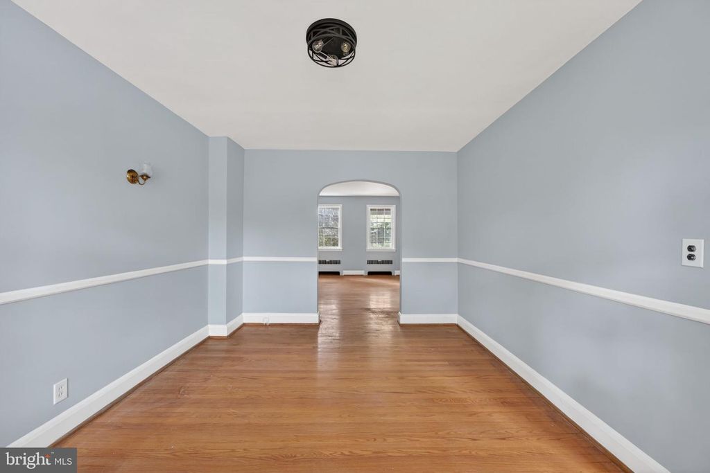 Image 10 of property listing at 124 DUNKIRK RD, Baltimore, MD 21212