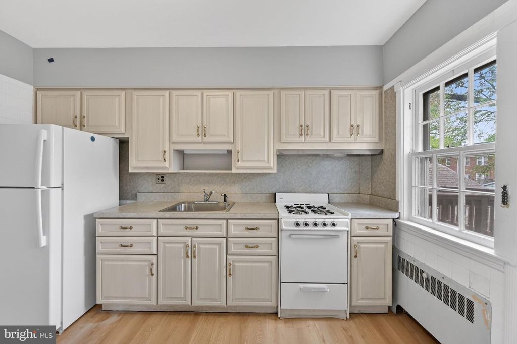 Image 12 of property listing at 124 DUNKIRK RD, Baltimore, MD 21212