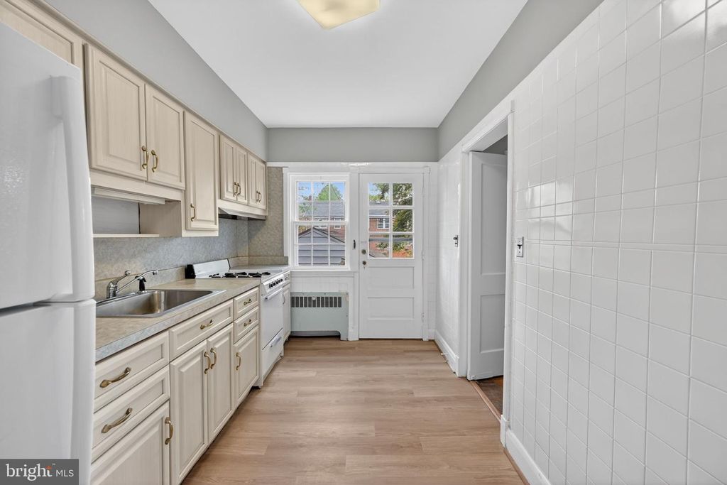 Image 14 of property listing at 124 DUNKIRK RD, Baltimore, MD 21212