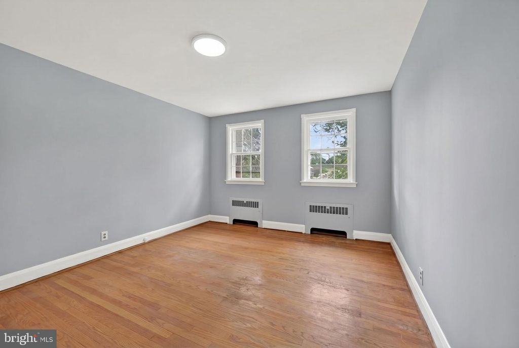 Image 16 of property listing at 124 DUNKIRK RD, Baltimore, MD 21212
