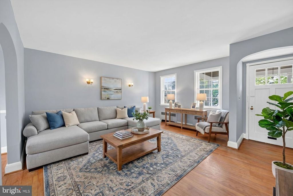 Image 2 of property listing at 124 DUNKIRK RD, Baltimore, MD 21212