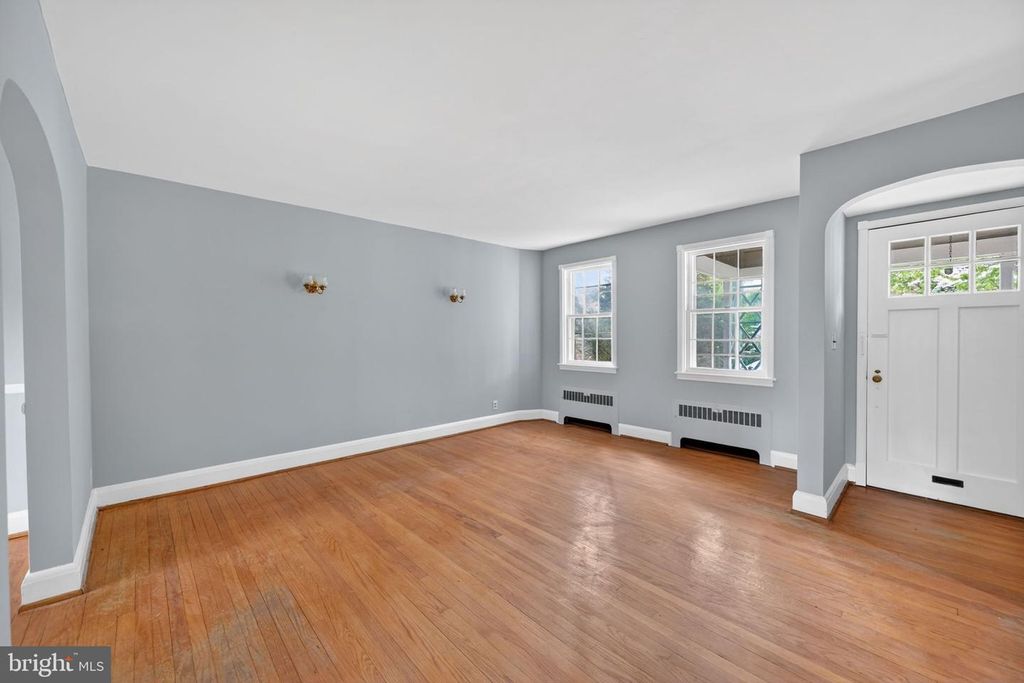 Image 3 of property listing at 124 DUNKIRK RD, Baltimore, MD 21212