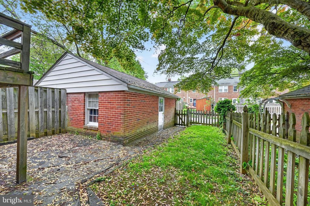 Image 35 of property listing at 124 DUNKIRK RD, Baltimore, MD 21212