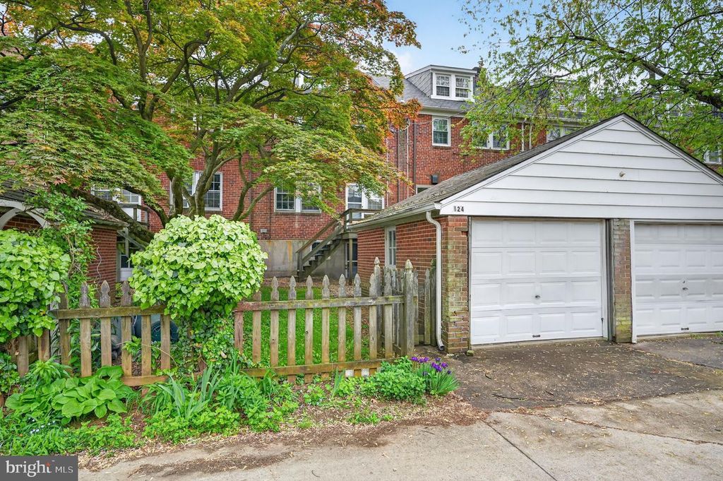 Image 38 of property listing at 124 DUNKIRK RD, Baltimore, MD 21212