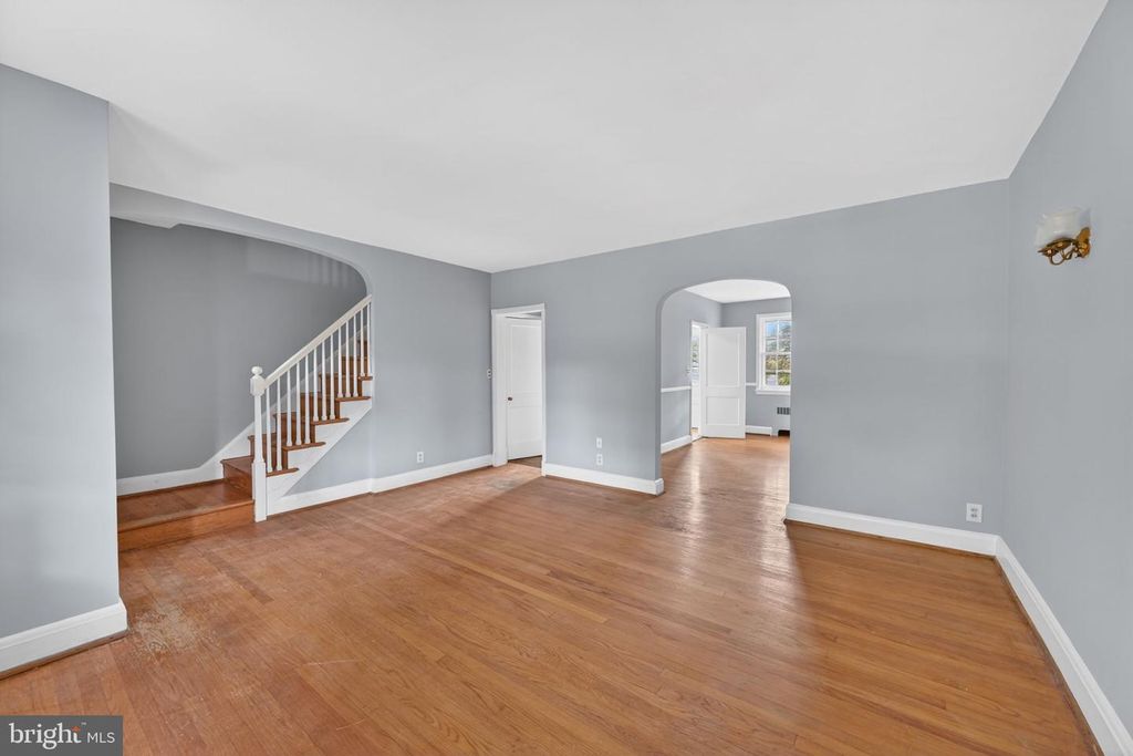 Image 6 of property listing at 124 DUNKIRK RD, Baltimore, MD 21212