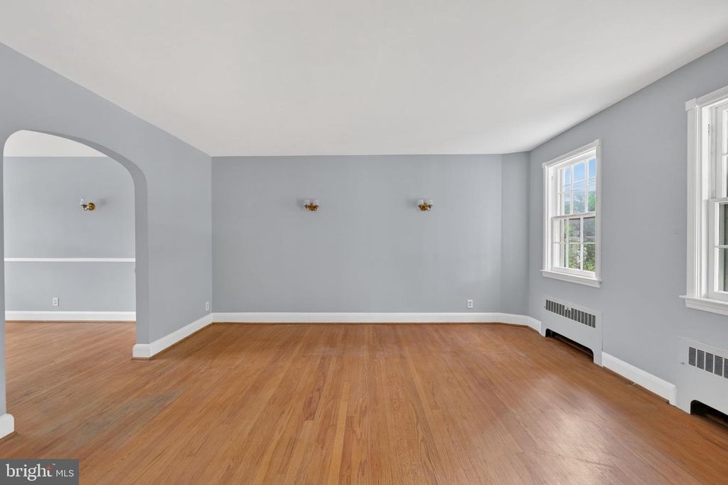 Image 7 of property listing at 124 DUNKIRK RD, Baltimore, MD 21212