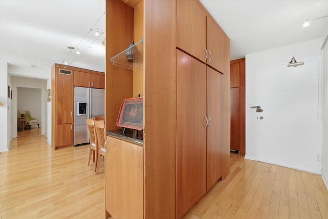 850 N Dewitt Place 9J, Chicago, IL 60611