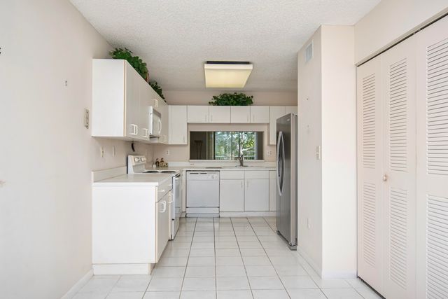 4734 Lucerne Lakes Boulevard E 301, Greenacres, FL 33467