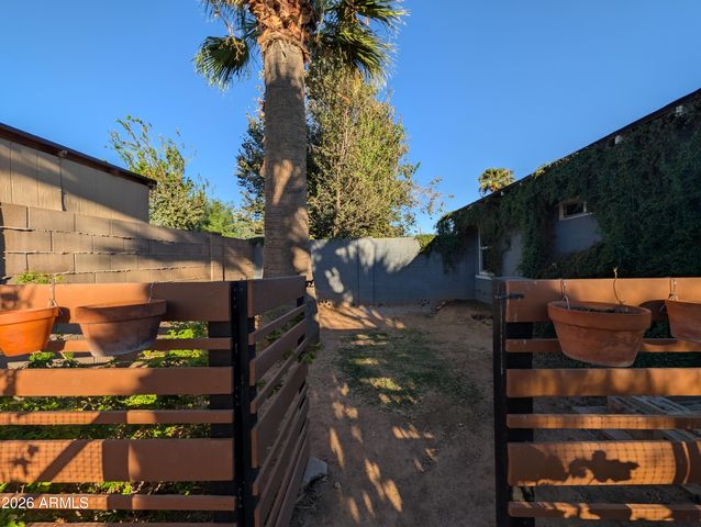 2812 N 24TH Place, Phoenix, AZ 85008