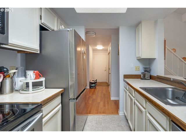 10137 Sw TRAPPER Ter, Beaverton, OR 97008