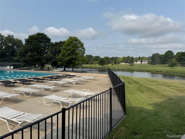 5392 Breeze Hill Place, Troy, MI 48098