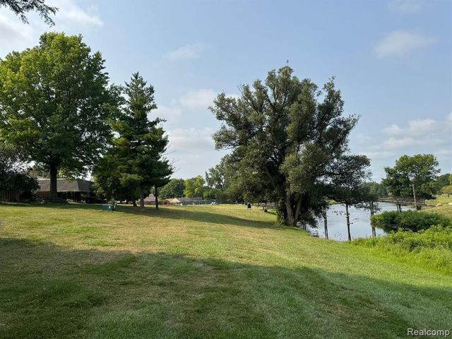 5392 Breeze Hill Place, Troy, MI 48098