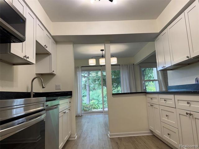 5392 Breeze Hill Place, Troy, MI 48098