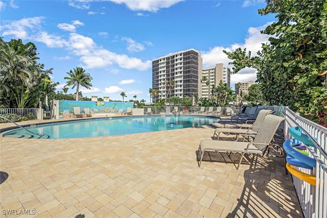 5 Bluebill AVE 205, Naples, FL 34108