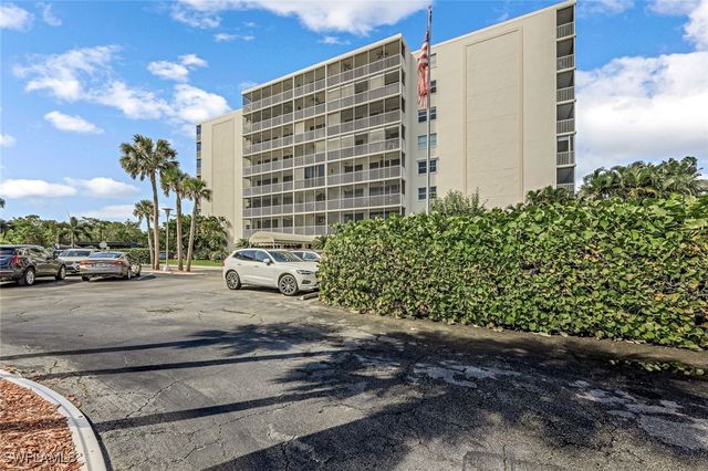 5 Bluebill AVE 205, Naples, FL 34108