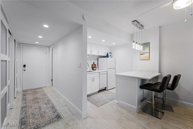 5 Bluebill AVE 205, Naples, FL 34108