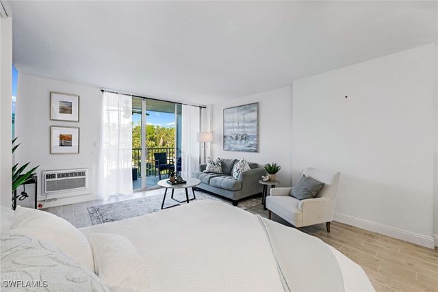 5 Bluebill AVE 205, Naples, FL 34108