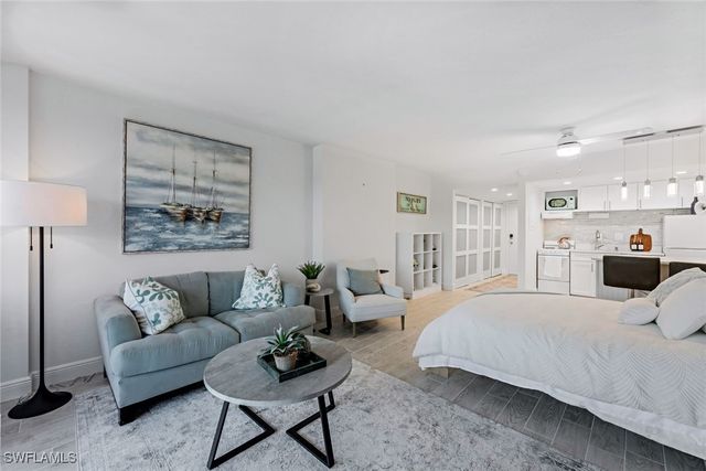 5 Bluebill AVE 205, Naples, FL 34108