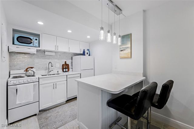 5 Bluebill AVE 205, Naples, FL 34108