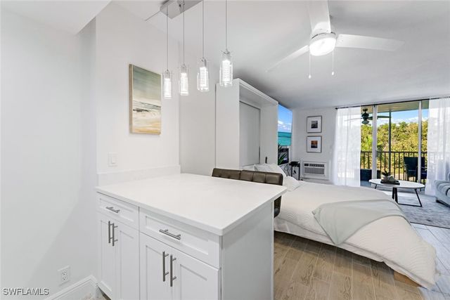 5 Bluebill AVE 205, Naples, FL 34108