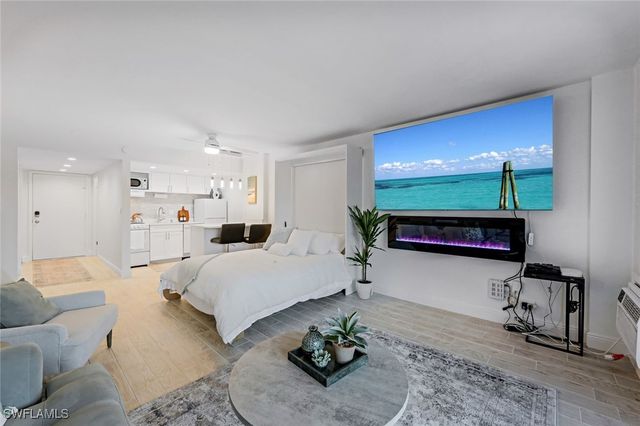 5 Bluebill AVE 205, Naples, FL 34108