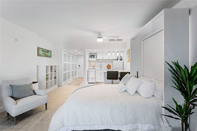 5 Bluebill AVE 205, Naples, FL 34108