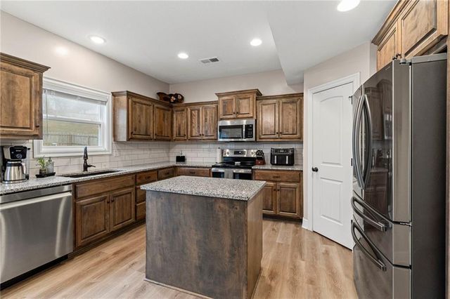 2413 SE Creek Ridge Court, Blue Springs, MO 64014