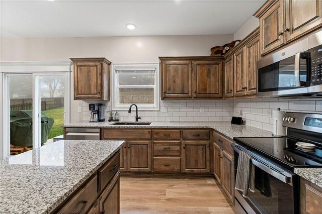 2413 SE Creek Ridge Court, Blue Springs, MO 64014