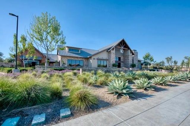 598 Crescent Lane, Madera, CA 93636