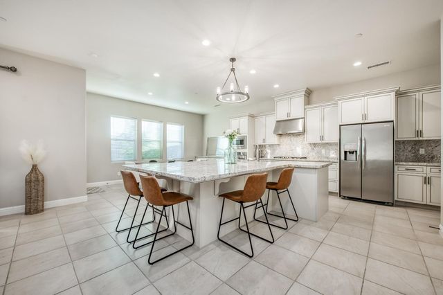 598 Crescent Lane, Madera, CA 93636