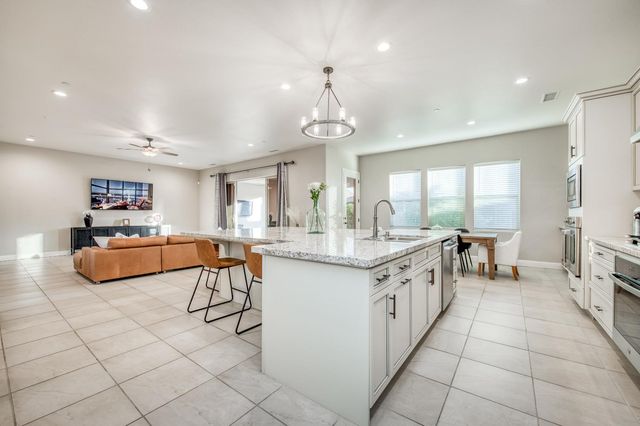 598 Crescent Lane, Madera, CA 93636