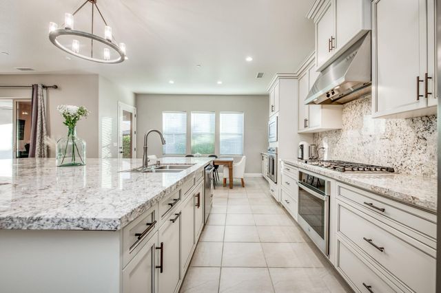 598 Crescent Lane, Madera, CA 93636