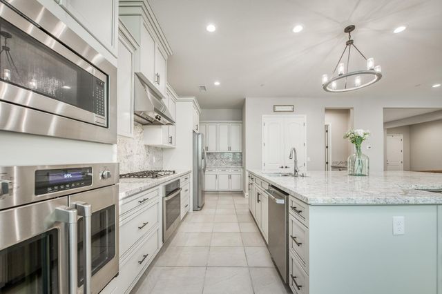 598 Crescent Lane, Madera, CA 93636