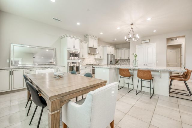598 Crescent Lane, Madera, CA 93636