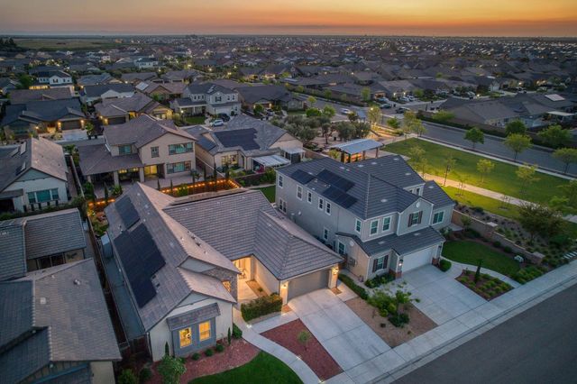 598 Crescent Lane, Madera, CA 93636