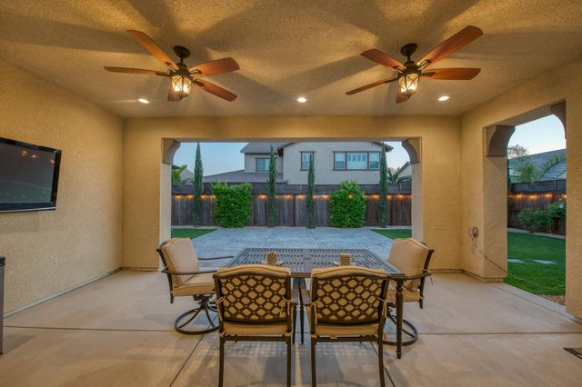 598 Crescent Lane, Madera, CA 93636