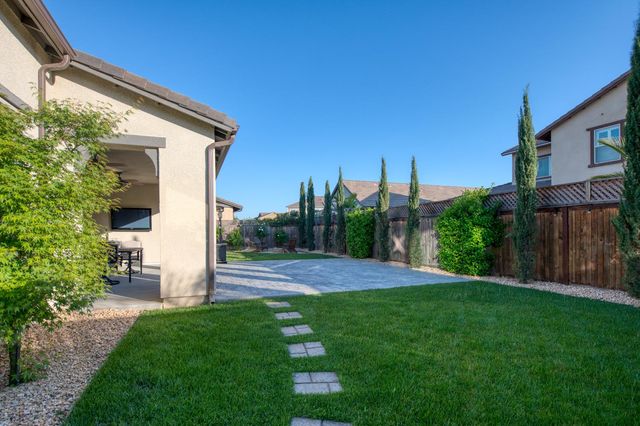 598 Crescent Lane, Madera, CA 93636