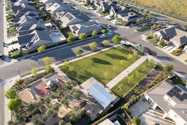 598 Crescent Lane, Madera, CA 93636