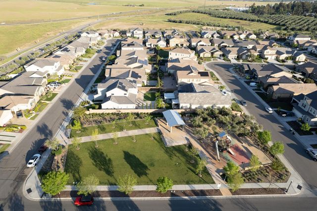 598 Crescent Lane, Madera, CA 93636