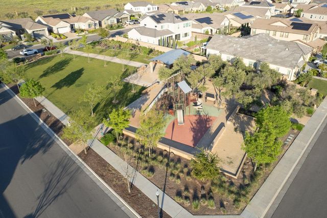 598 Crescent Lane, Madera, CA 93636