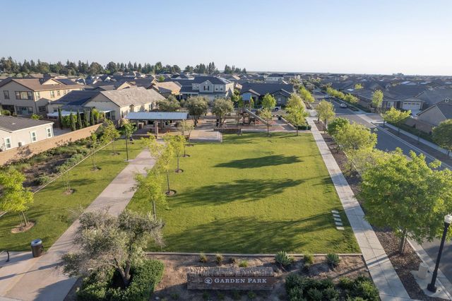 598 Crescent Lane, Madera, CA 93636