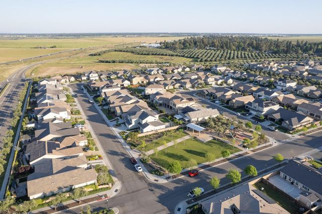 598 Crescent Lane, Madera, CA 93636
