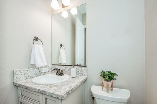 598 Crescent Lane, Madera, CA 93636