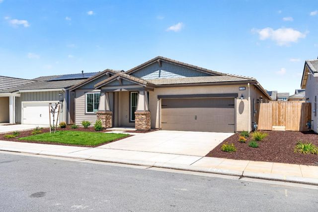 1193 Magnolia Court W, Madera, CA 93636