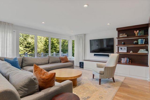 15 Wedgwood Rd, Wellesley, MA 02481