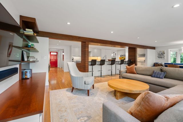 15 Wedgwood Rd, Wellesley, MA 02481