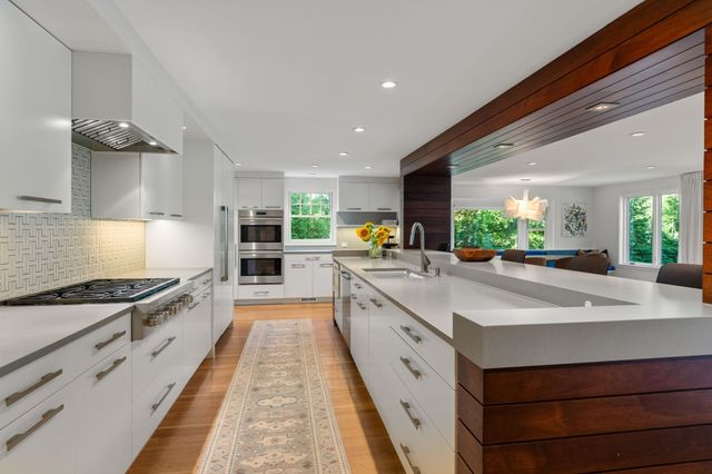 15 Wedgwood Rd, Wellesley, MA 02481