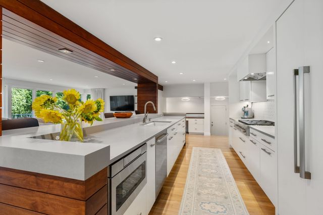 15 Wedgwood Rd, Wellesley, MA 02481